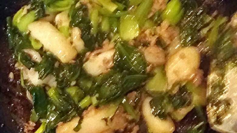 青菜肉末炒年糕,再加入肉末、大蒜段翻炒几下即可关火。