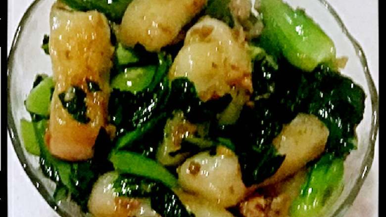 青菜肉末炒年糕,出锅盛入碗中,即可食用。