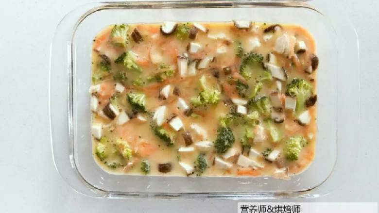 宝宝辅食:西兰花鸡肉烘蛋,把混合液倒入烤盘(陶瓷焗饭碗、披萨盘等都可以),厚度大概在2-2.5cm左右,烘烤过程中会稍稍膨胀。
》可以在烤碗表面刷一层油再倒入,这样等会可直接脱模,也可以不加,用勺子挖着吃就好啦。
》家里没有烤箱的,可以直接用平底锅小火慢慢烘煎,一定要用小火哈,盖盖差不多15-20分钟,不要太厚哦,不然中间没熟底下可能已经焦了。