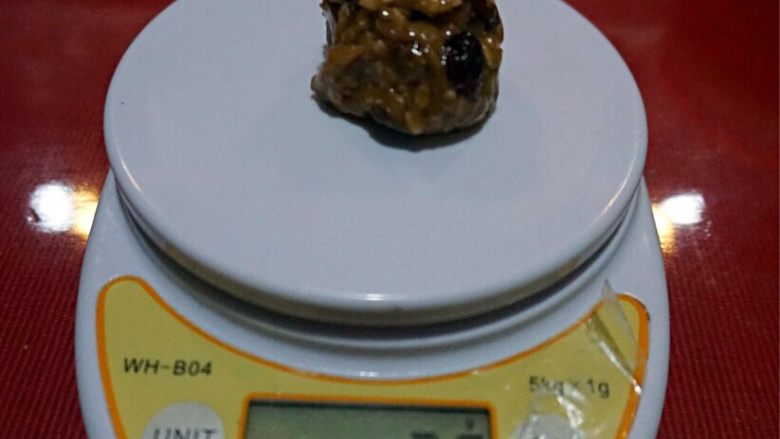 蔓越莓燕麦甜饼,用电子称称25g一个揉成小球,然后按扁放入烤盘