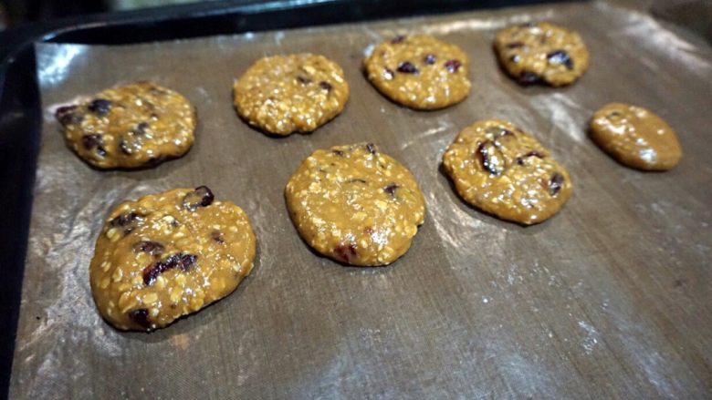 蔓越莓燕麦甜饼,170度烤18分钟左右,取出即可