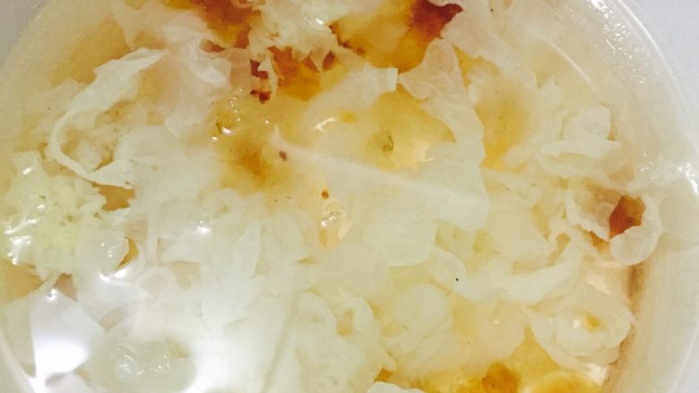 蔓越莓桃胶皂角米银耳羹#有个故事#,银耳、桃胶、皂角米、冰糖放入炖锅内加适量的水开启炖煮模式