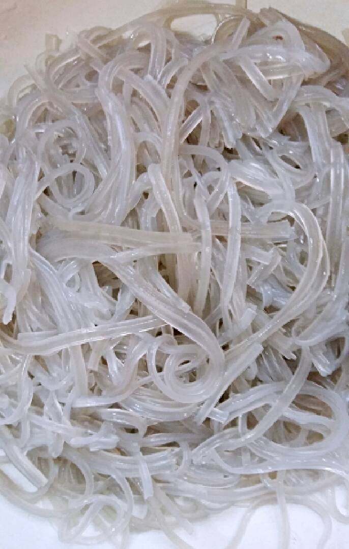 蚂蚁上树(肉末粉丝),捞出沥干水分,用厨房剪刀剪短