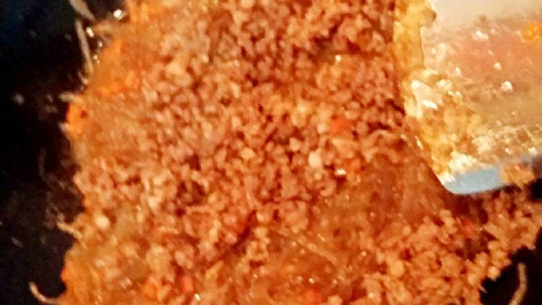 蚂蚁上树(肉末粉丝),看看粉丝已经基本上入味了 ,再加入肉末、大蒜末翻炒均匀后即可关火。