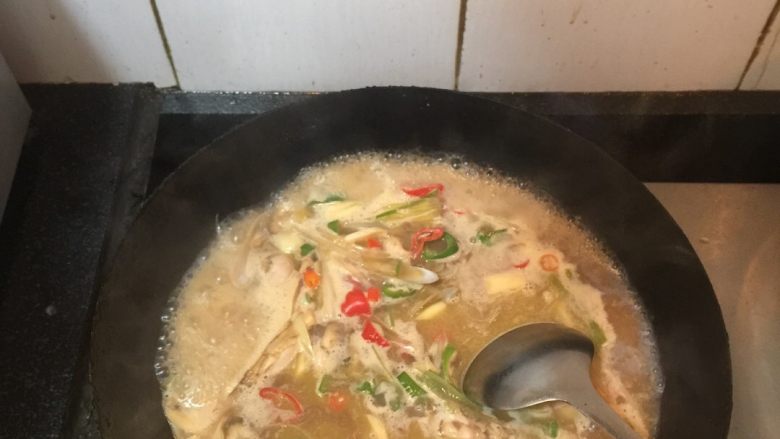 海鲜臊子面,加入适量水煮沸30秒,用水淀粉勾芡使汤汁浓稠