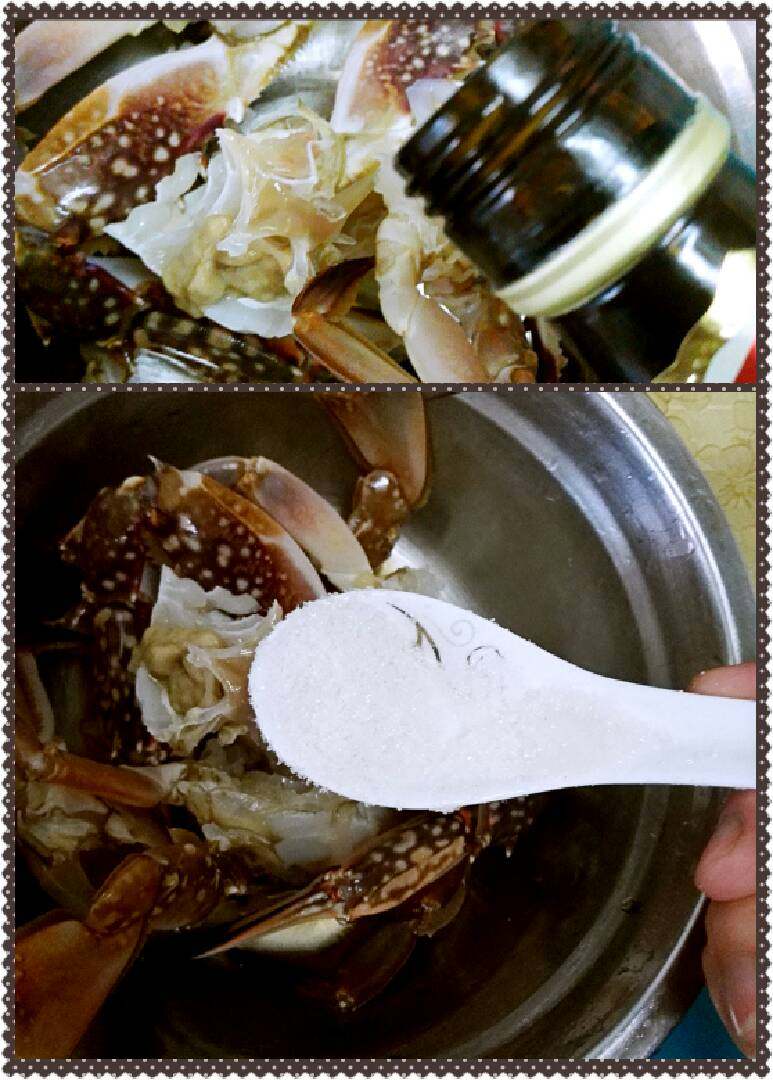 #年夜饭#螃蟹抱蛋,倒入料酒、糖、盐调匀。