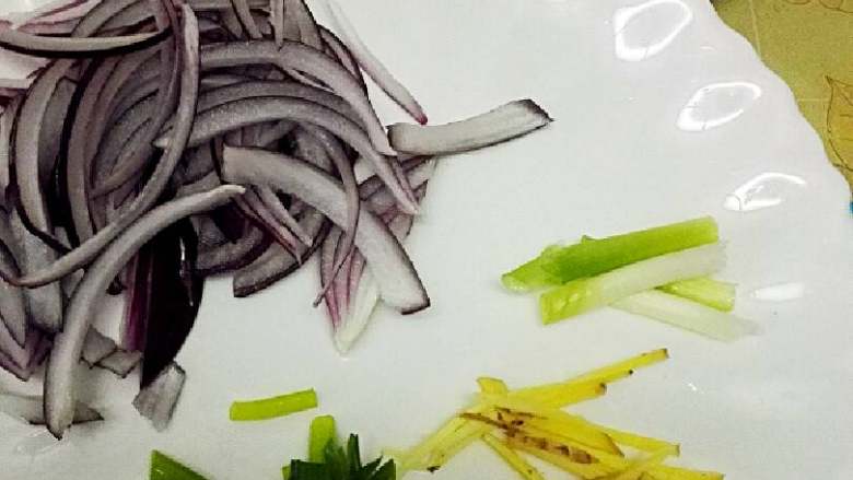 #年夜饭#螃蟹抱蛋,老姜切丝,洋葱切条,香葱切段备用