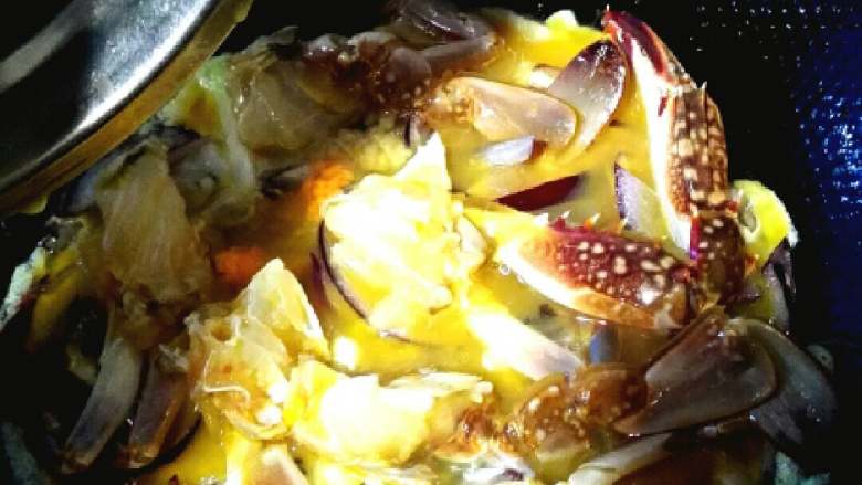 #年夜饭#螃蟹抱蛋,倒入混合了蛋液的螃蟹,倒入锅内先不要动,蛋液慢慢定形后再轻轻翻动螃蟹。