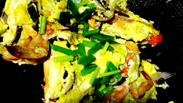 #年夜饭#螃蟹抱蛋,最后撒上葱花就装盘了