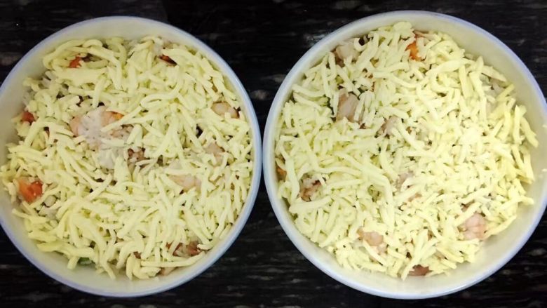 鲜虾🍤培根🐖焗饭🧀,在饭上均匀撒满碎<a style='color:red;display:inline-block;' href='/shicai/ 935'>芝士</a>。