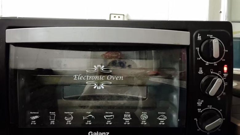 鲜虾🍤培根🐖焗饭🧀,入烤箱，上下火180度，15分钟，收工。