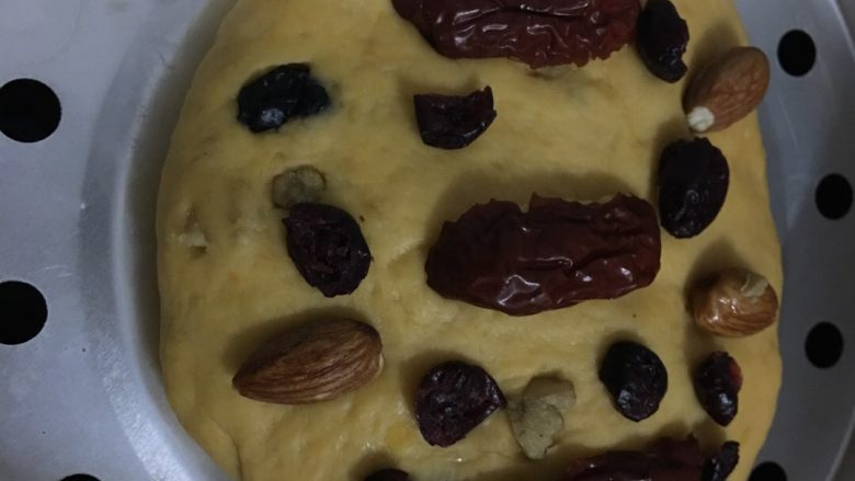 南瓜发糕,先把<a style='color:red;display:inline-block;' href='/shicai/ 53'>南瓜</a>蒸熟捣碎、加入<a style='color:red;display:inline-block;' href='/shicai/ 9'>鸡蛋</a><a style='color:red;display:inline-block;' href='/shicai/ 519'>面粉</a>