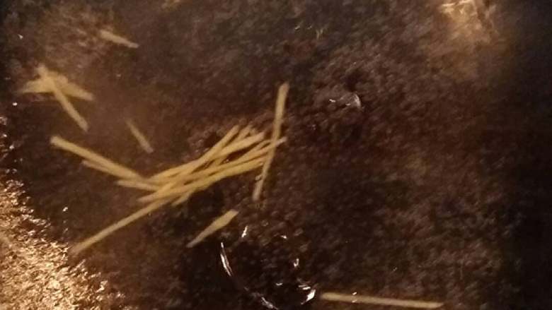 白灼菜心,锅里放水烧开后,加入适量的生姜丝,一点点盐和一点点食用油