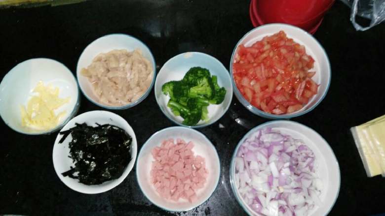 鸡肉番茄芝士焗饭,准备食材<a style='color:red;display:inline-block;' href='/shicai/ 29'>洋葱</a>，<a style='color:red;display:inline-block;' href='/shicai/ 59'>番茄</a>，<a style='color:red;display:inline-block;' href='/shicai/ 935'>芝士</a>，<a style='color:red;display:inline-block;' href='/shicai/ 2629'>花菜</a>，<a style='color:red;display:inline-block;' href='/shicai/ 437'>火腿肠</a>，<a style='color:red;display:inline-block;' href='/shicai/ 94'>鸡肉</a>，分别切块。(海苔最后铺在上面，可不用的)