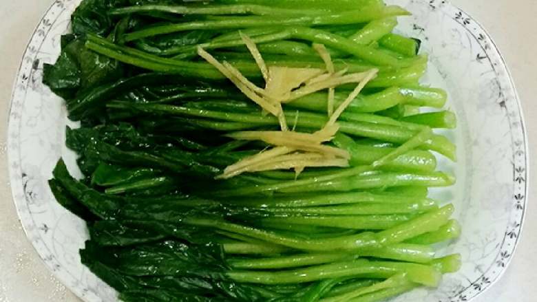 白灼菜心,装盘,捞出生姜丝放在菜心上面