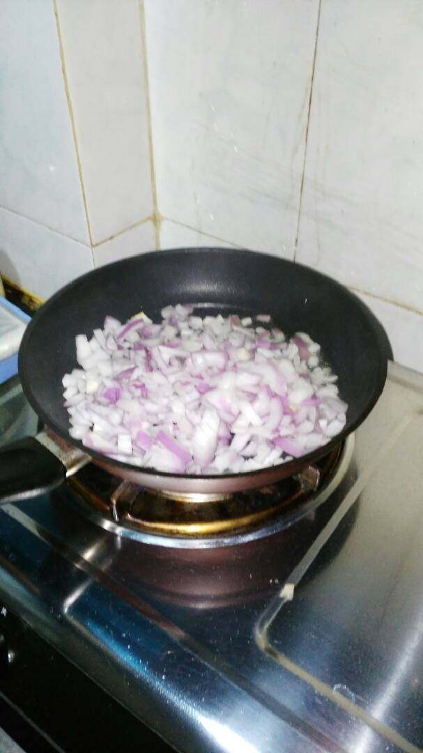 鸡肉番茄芝士焗饭,放入洋葱炒香