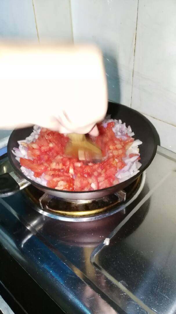 鸡肉番茄芝士焗饭,放入番茄