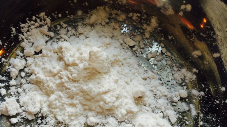 蛋包饭#挑战鸡蛋的100种做法#,把淀粉放在盘里,放入一点点盐