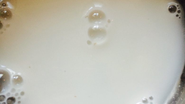 蛋包饭#挑战鸡蛋的100种做法#,加入适量的水,拌匀成浆