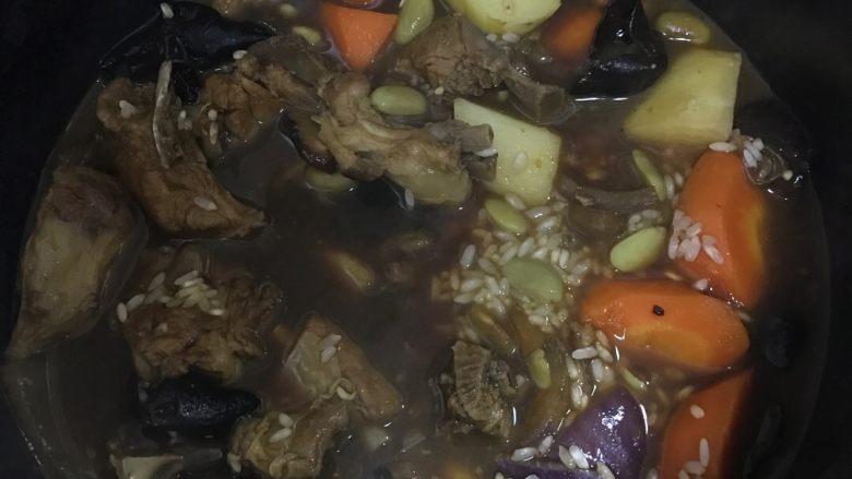 排骨土豆胡萝卜焖饭,将调好味的排骨土豆胡萝卜等和洗净的大米一起倒入电饭煲中,汤汁以漠过所有食材为准,启动电饭煲煮饭键就可以了