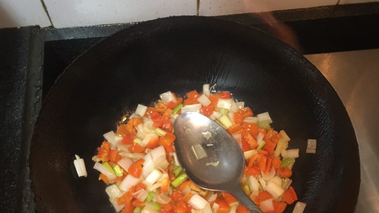 土豆牛肉酱面,起火锅内加油，将葱姜蒜花椒粉辣椒粒放入锅内炒香