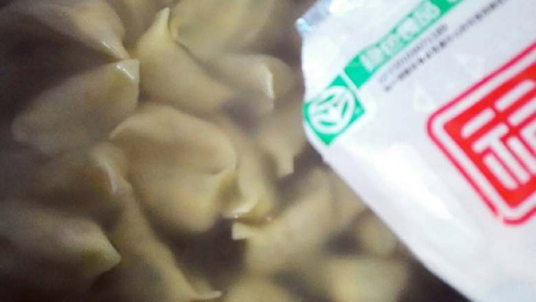 韭菜鸡蛋肉馅水饺#有个故事#,水烧开，用手指肚取饺子下锅，可以用少量盐，这个是防止破皮的法子