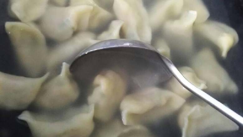 韭菜鸡蛋肉馅水饺#有个故事#,水再次开后，尽量选择圆头勺子，不要用铲子，以免弄破饺子皮