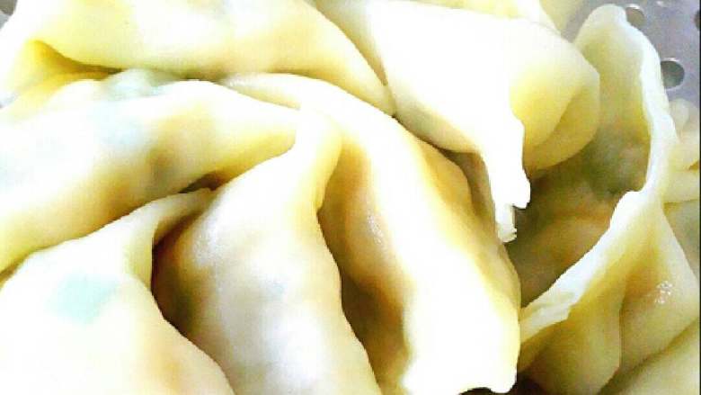 韭菜鸡蛋肉馅水饺#有个故事#,盖上锅盖，待饺子全部浮起来时，说明已经熟了，用漏勺捞出沥干水份