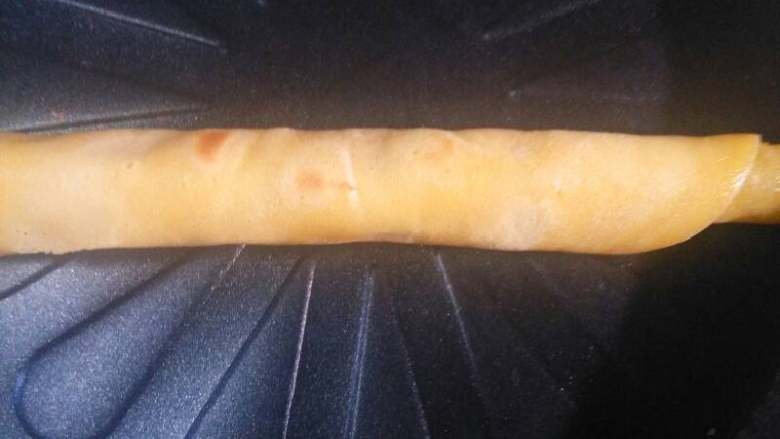 平底锅版原味蛋卷#挑战鸡蛋的100种做法#,卷好后是这样的，等平底锅凉了再做下一条蛋卷