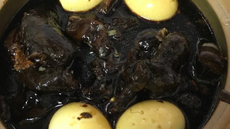 猪脚姜醋,把煮好的蛋放进去煲