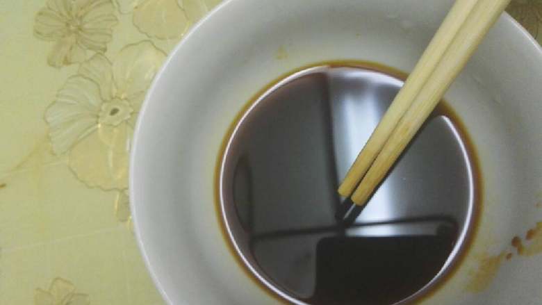 糖醋荷包蛋#挑战鸡蛋的100种做法#,首先,先调一下汁,生抽,蚝油,白糖,香醋,适量哦