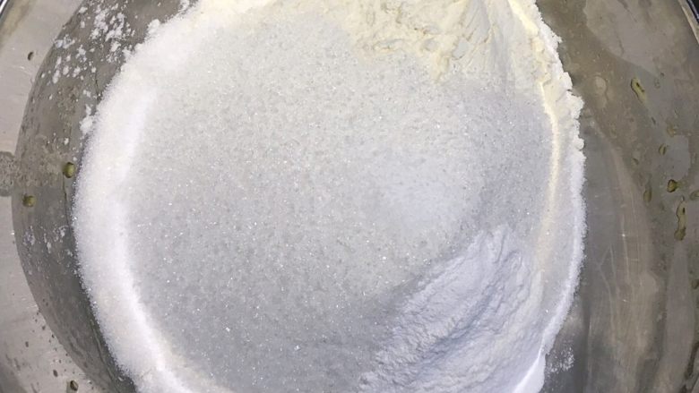 水果玛芬蛋糕,将中筋面粉、细砂糖、盐、泡打粉倒入B盆搅拌均匀,并将其倒入A盆,搅拌均匀