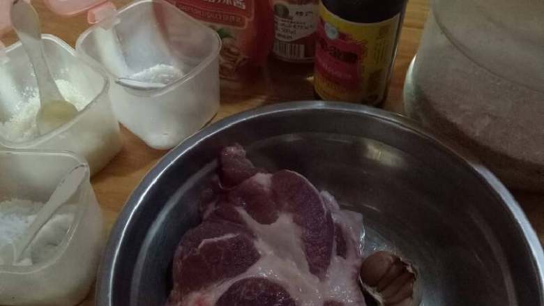 泉州炸醋肉,材料备齐,最好选肥瘦相间的梅花肉,炸起来的醋肉外表酥里面更软嫩,用里脊肉也可以。