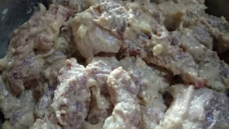 泉州炸醋肉,用力抓匀,使每块肉上都沾满地瓜粉。
呈半干状无水份,千万不要挂湿糊,炸出来就不够酥了