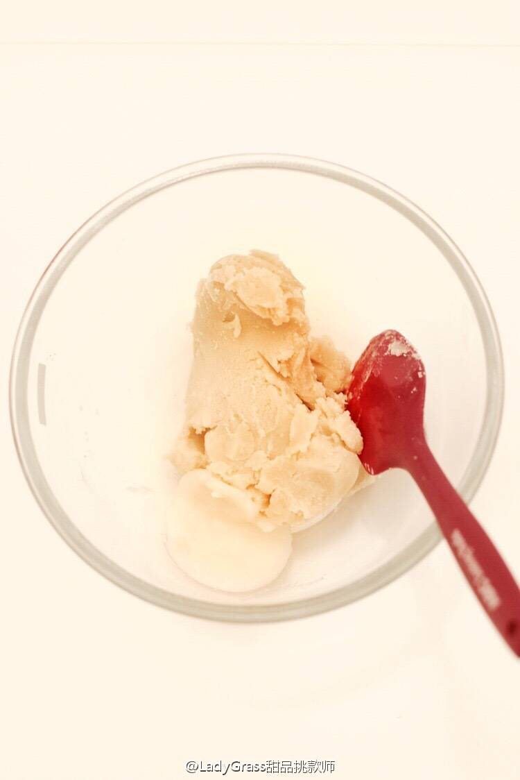 【樱】春日的樱花和菓子,煮好的糯米面饼和加热的豆沙一起搅拌均匀,和成团