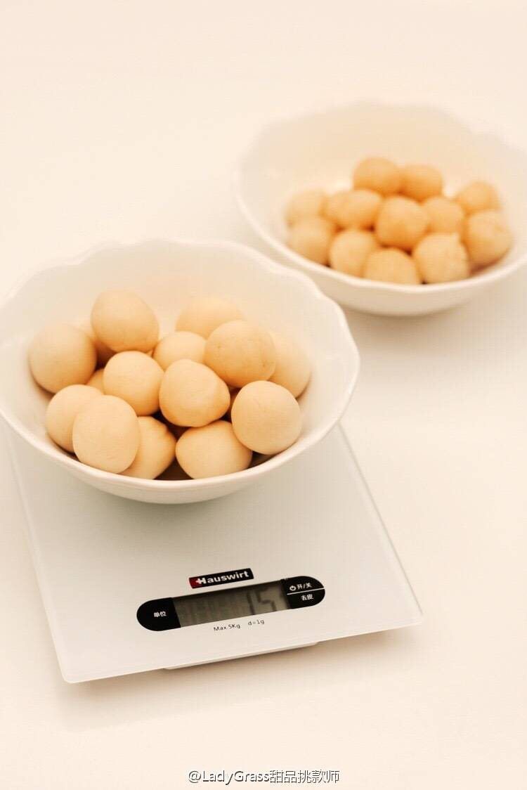 【樱】春日的樱花和菓子,处理过的豆沙用来做和菓子皮,15g/个;没有处理的豆沙做馅,10g/个。搓球