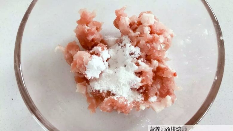 宝宝辅食：肉沫蒸豆腐-蛋白质、钙，统统在这里！18M+
,在猪肉糜中加入适量玉米淀粉和一点点盐腌制片刻。