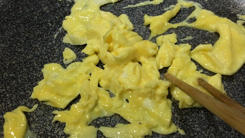 「吃货久久」鸡蛋虾仁泡菜炒饭——你敢不敢再好吃一点?!,我喜欢嫩点的鸡蛋,炒到半凝固时关火,乘出