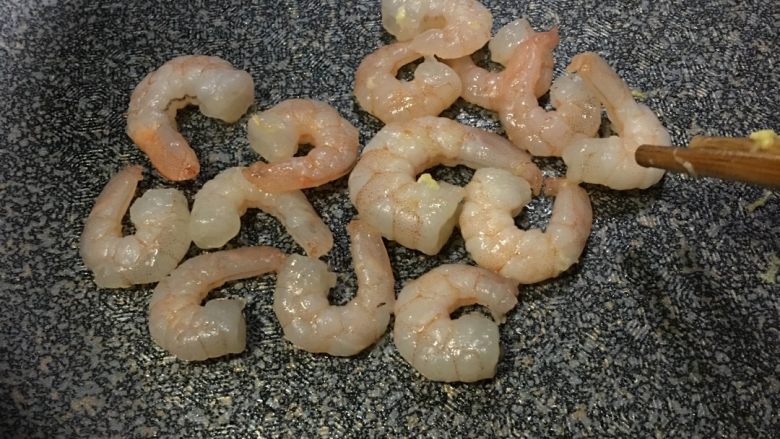 「吃货久久」鸡蛋虾仁泡菜炒饭——你敢不敢再好吃一点?!,我喜欢嫩点的虾仁 炒到微微变红就关火 乘出倒在鸡蛋里
