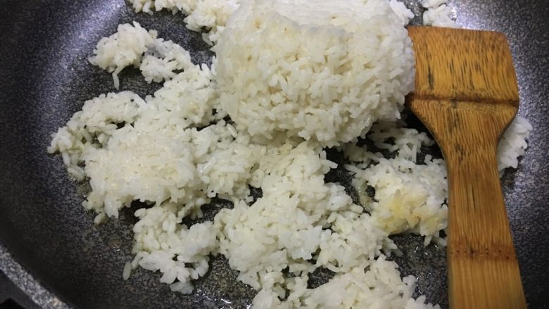 「吃货久久」鸡蛋虾仁泡菜炒饭——你敢不敢再好吃一点?!,黄油融化后倒入冰好的米饭 这样饭粒不容易粘稠