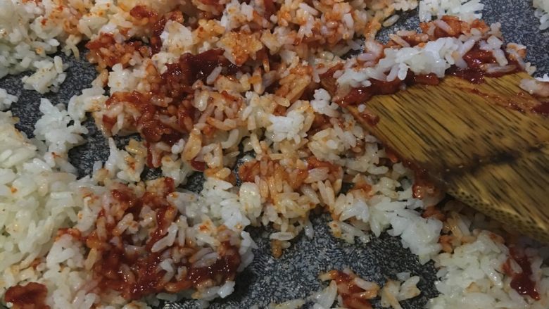 「吃货久久」鸡蛋虾仁泡菜炒饭——你敢不敢再好吃一点?!,米饭翻炒3分钟后加入韩国辣椒酱 这个过程需要点手劲 因为辣椒酱很粘稠