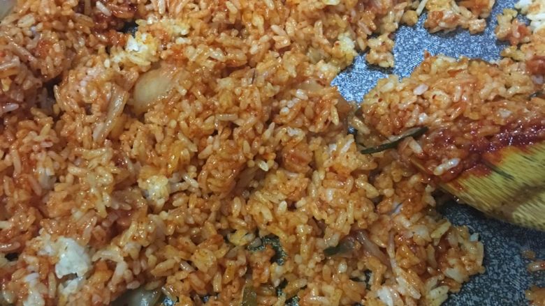 「吃货久久」鸡蛋虾仁泡菜炒饭——你敢不敢再好吃一点?!,炒匀后加入韩国泡菜 继续炒匀
