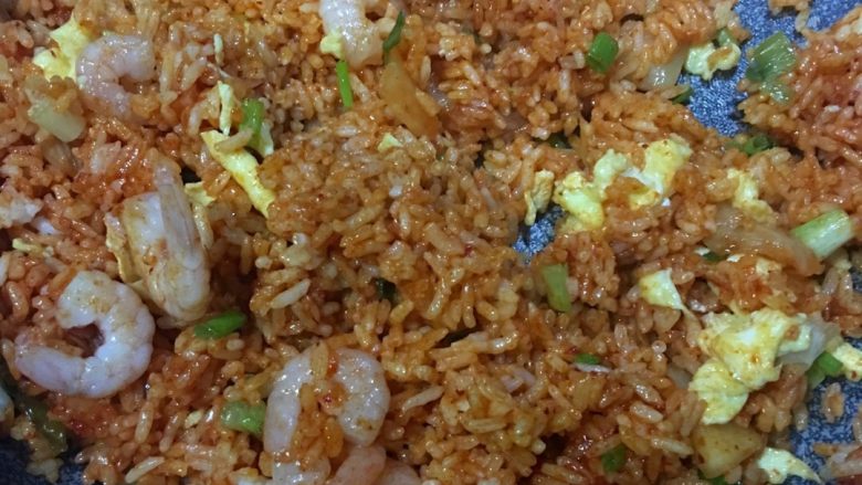 「吃货久久」鸡蛋虾仁泡菜炒饭——你敢不敢再好吃一点?!,紧接着倒入鸡蛋虾仁 我很喜欢葱香 也加入了小葱 一起炒匀大概2分钟就可以