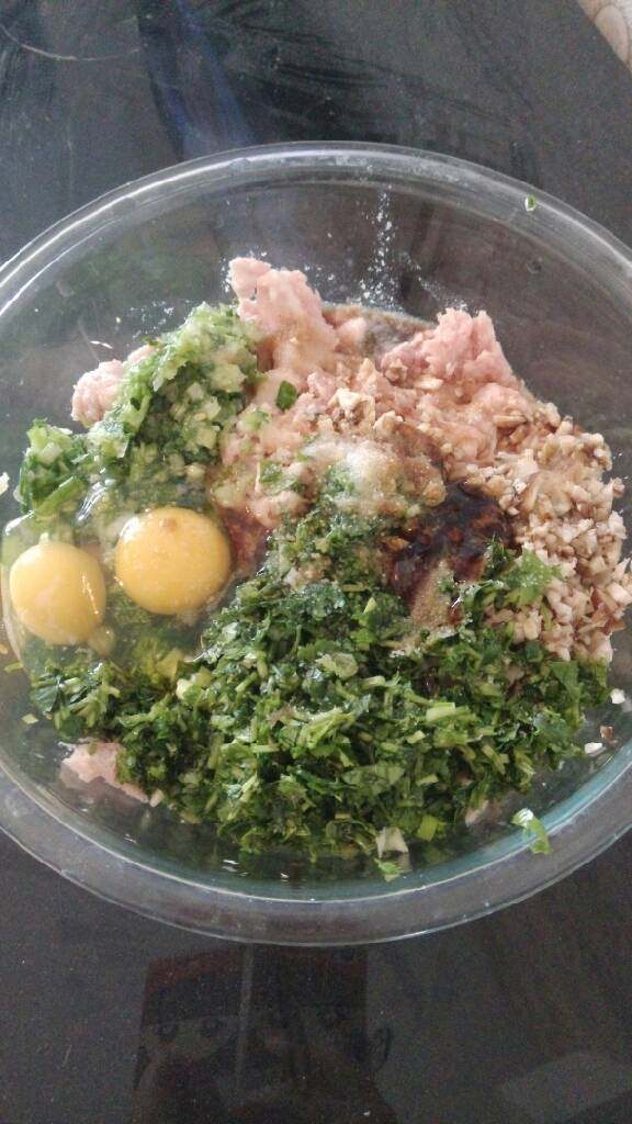 猪肉香菇水饺,<a style='color:red;display:inline-block;' href='/shicai/ 414'>猪肉</a>用绞肉机绞碎，加入<a style='color:red;display:inline-block;' href='/shicai/ 230'>香菇</a>沫，<a style='color:red;display:inline-block;' href='/shicai/ 131'>香菜</a>，<a style='color:red;display:inline-block;' href='/shicai/ 3232'>香葱</a>沫，加入两个<a style='color:red;display:inline-block;' href='/shicai/ 9'>鸡蛋</a>，适量盐，耗油，白酒，鸡精，生抽，香油