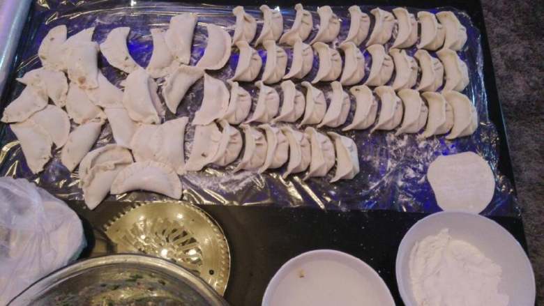 猪肉香菇水饺,调好的馅，直接用买来的饺子皮包好放冰箱冷冻就行