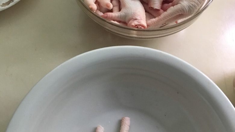 蒜香凤爪,洗干净<a style='color:red;display:inline-block;' href='/shicai/ 89'>鸡爪</a> 剪掉指甲