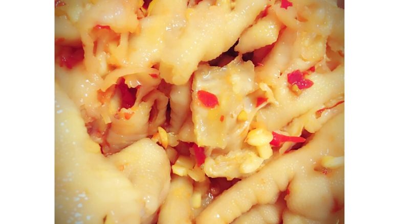 蒜香凤爪,去骨后 再次过干净的凉水后捞出
放入蒜香辣椒酱 根据个人口味 选择是否再放点盐巴
拌均 放入冰箱 第二天即可食用