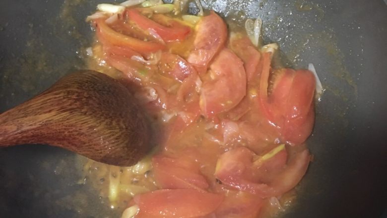 茄汁牛肉片,葱花爆锅，加入番茄翻炒至烂熟