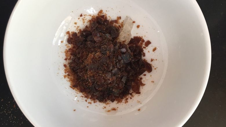 窩蛋燉阿膠,阿膠壓碎放入碗中