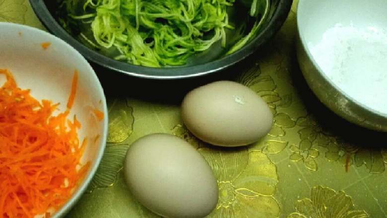 茭瓜胡萝卜鸡蛋饼+#春意绿#,准备好材料,茭瓜,<a style='color:red;display:inline-block;' href='/shicai/ 25'>胡萝卜</a>刨丝